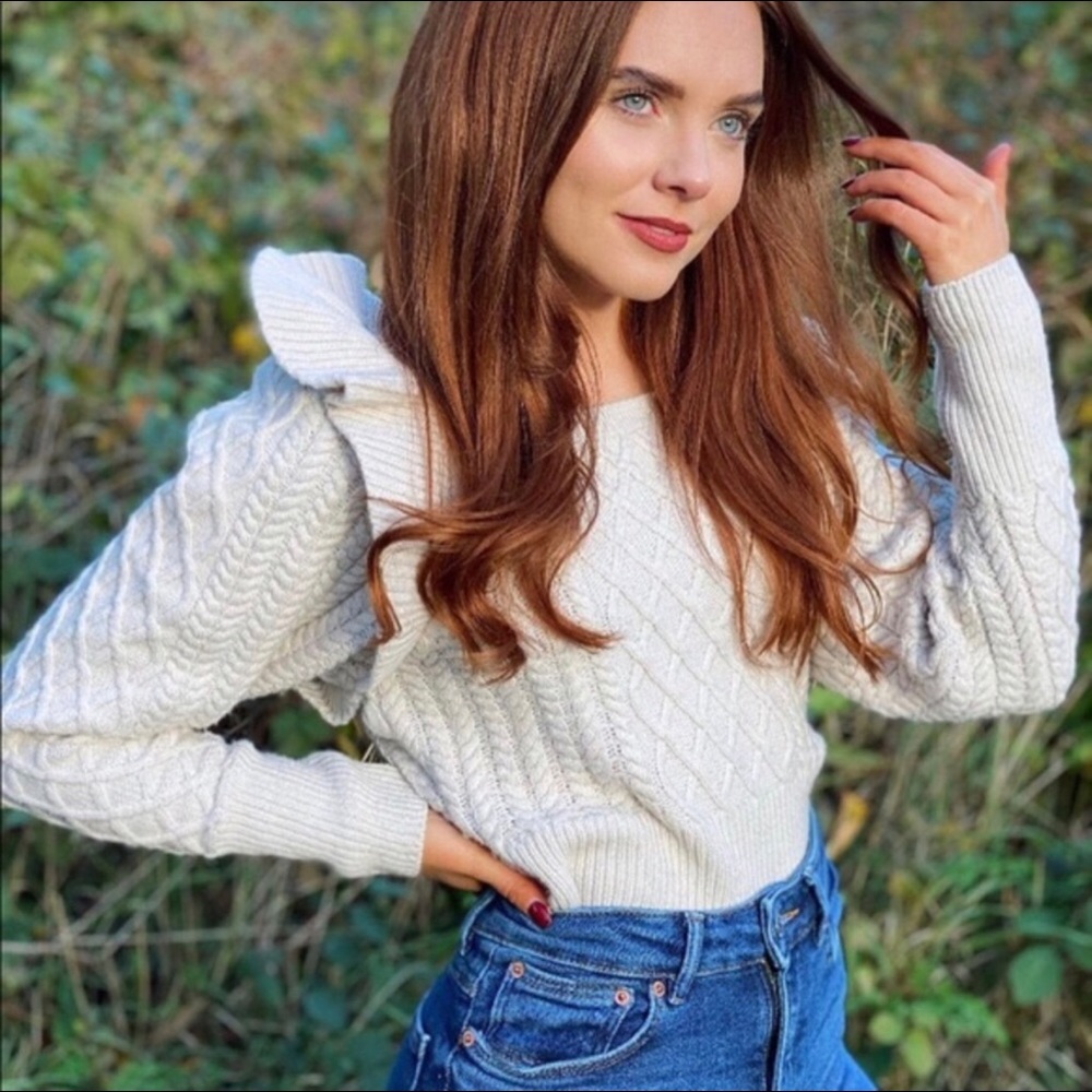 !!BNWT!! BLOGGER FAVE ❤️ FLOUNCED SWEATER